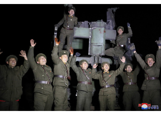 Tận thấy tên lửa Hwasong-15 của Triều Tiên rời bệ phóng ảnh 28