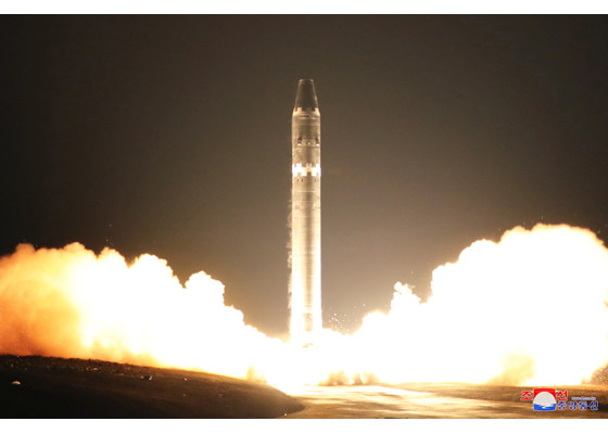 Tận thấy tên lửa Hwasong-15 của Triều Tiên rời bệ phóng ảnh 17