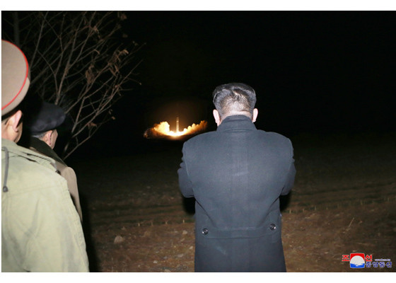 Tận thấy tên lửa Hwasong-15 của Triều Tiên rời bệ phóng ảnh 23