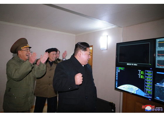 Tận thấy tên lửa Hwasong-15 của Triều Tiên rời bệ phóng ảnh 25