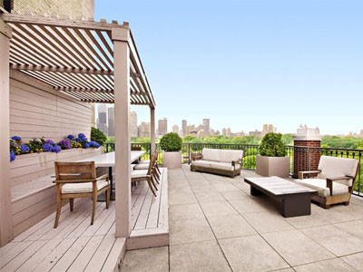 Khoảng sân của một căn hộ có hướng nhìn ra công viên Central Park rợp màu xanh. Khoảng sân của một căn hộ có hướng nhìn ra công viên Central Park rợp màu xanh