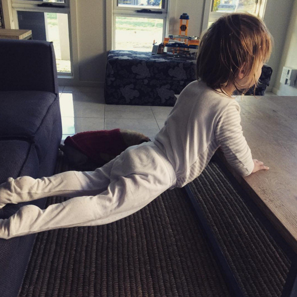 Choáng với bé 3 tuổi sở hữu cơ bụng sáu múi cuồn cuộn ảnh 7