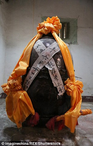 Đắp vàng thi thể thiền sư được phong Phật sống ảnh 1