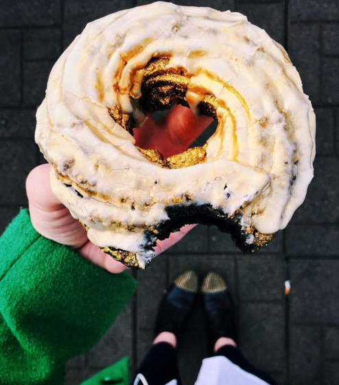 Lóa mắt với bánh rán phủ vàng giá hơn 2 triệu đồng ảnh 6