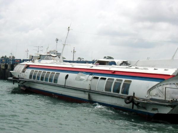 Đang đi trên tàu cánh ngầm, người phụ nữ bất ngờ nhảy xuống biển. Ảnh: Minh họa