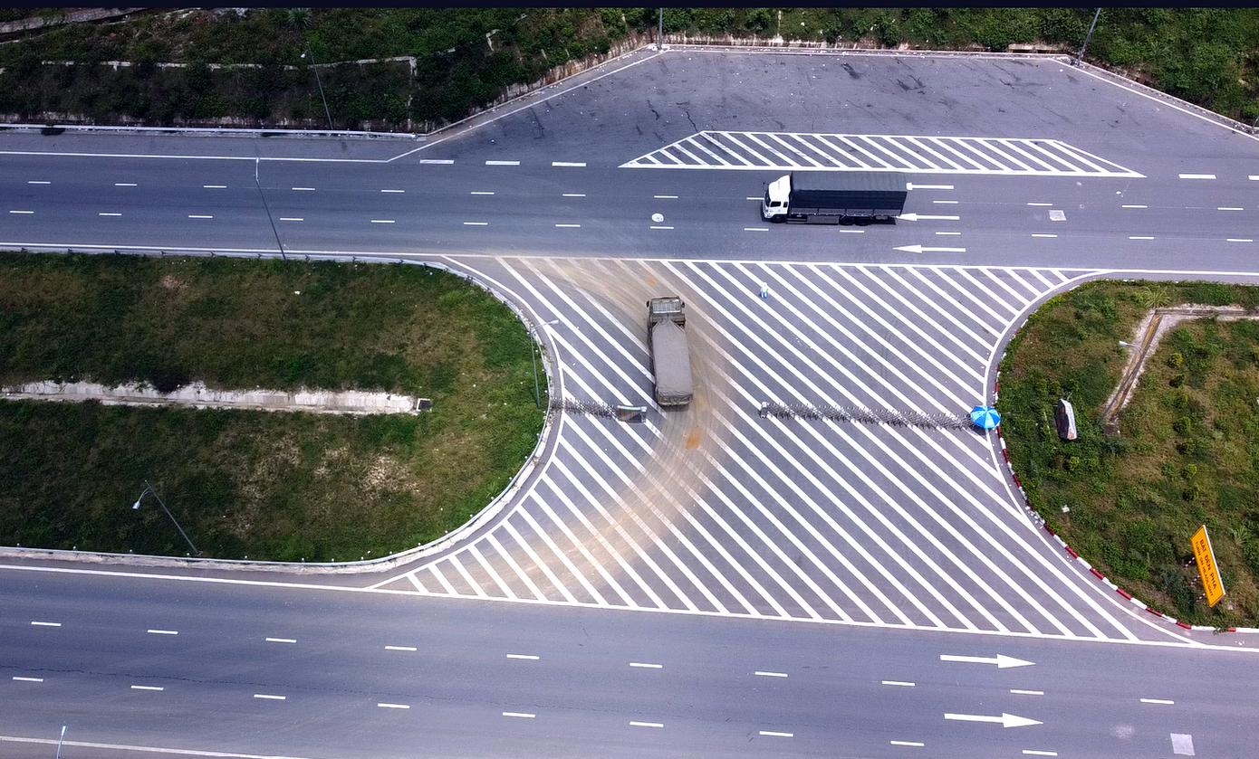 Chiếc xe tải di chuyển từ điểm khai thác đất đi qua lối mở ngang rồi vào cao tốc Chiếc xe tải di chuyển từ điểm khai thác đất đi qua lối mở ngang rồi vào cao tốc