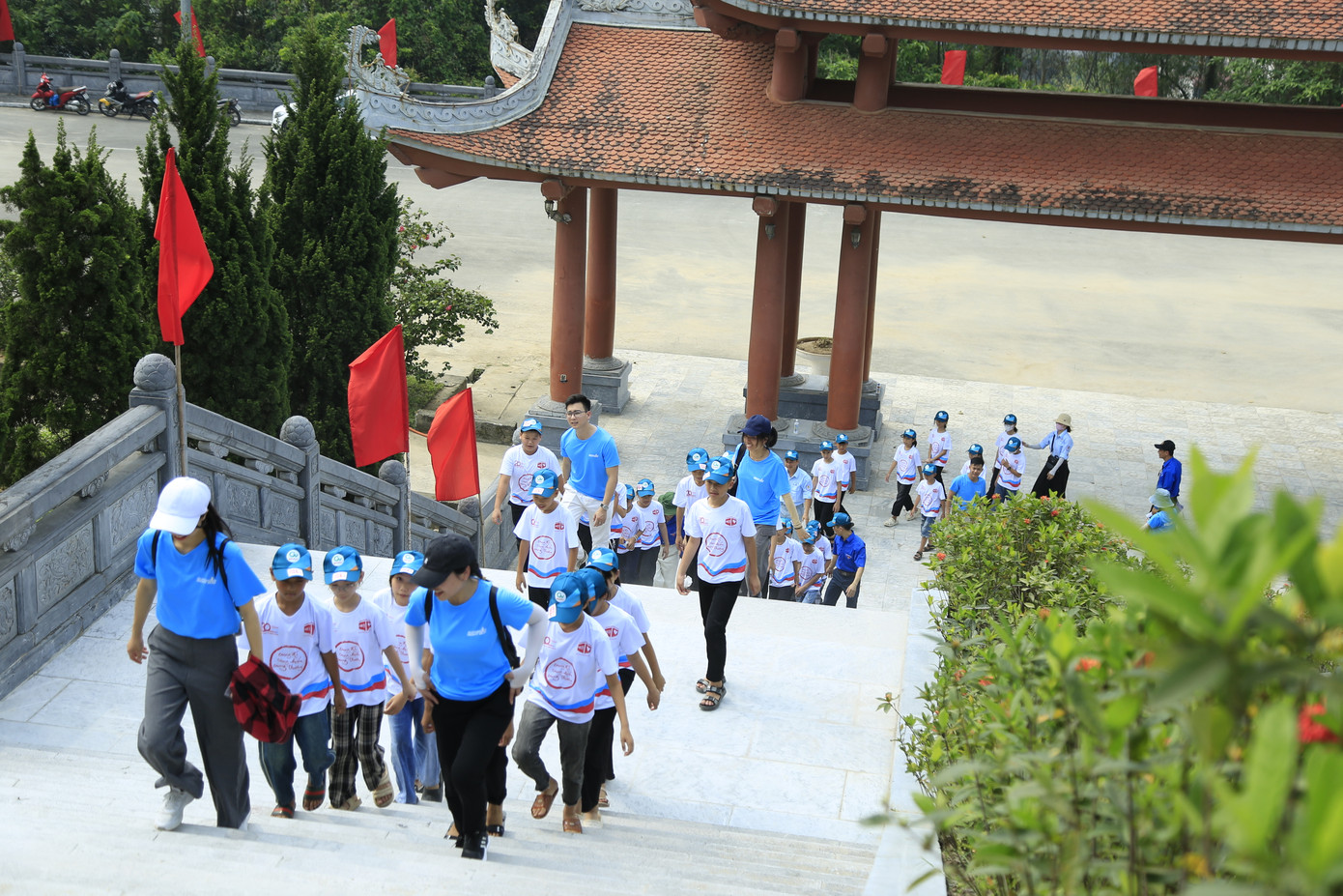 Học sinh trải nghiệm tại Đền thờ các Bà mẹ Việt Nam Anh hùng, phường Hàm Rồng (TP Thanh Hoá).