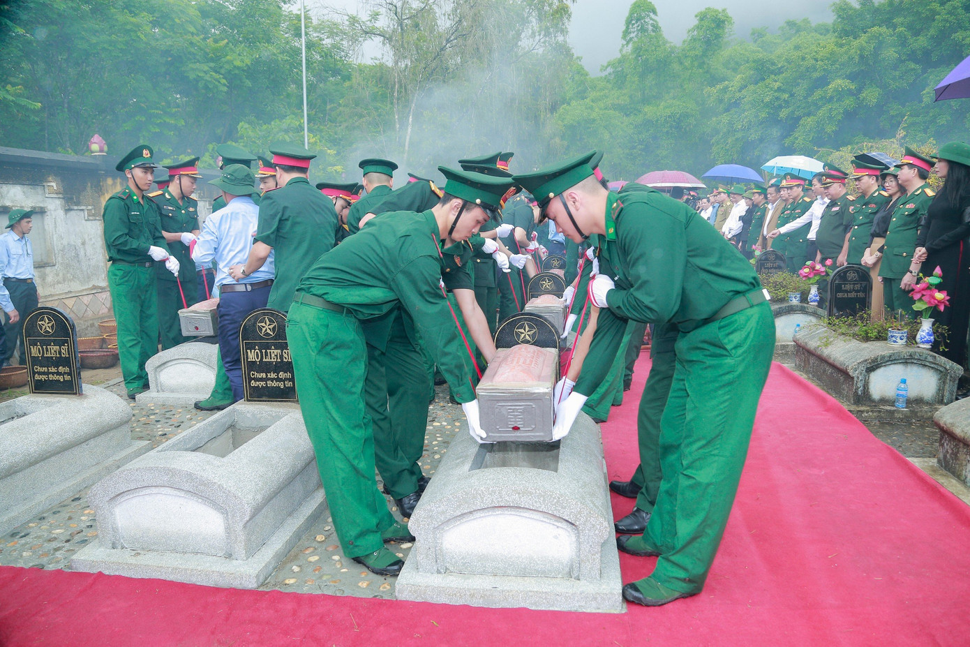 Lực lượng chức năng thực hiện nghi thức an táng 15 liệt sĩ tại các phần mộ. Lực lượng chức năng thực hiện nghi thức an táng 15 liệt sĩ tại các phần mộ.