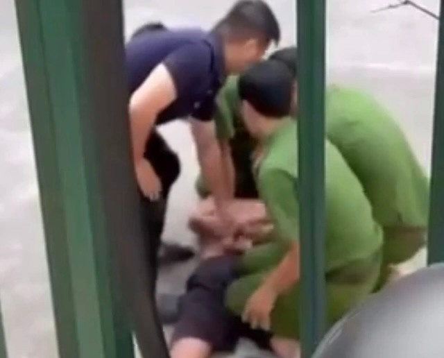 Nam thanh niên bị khống chế