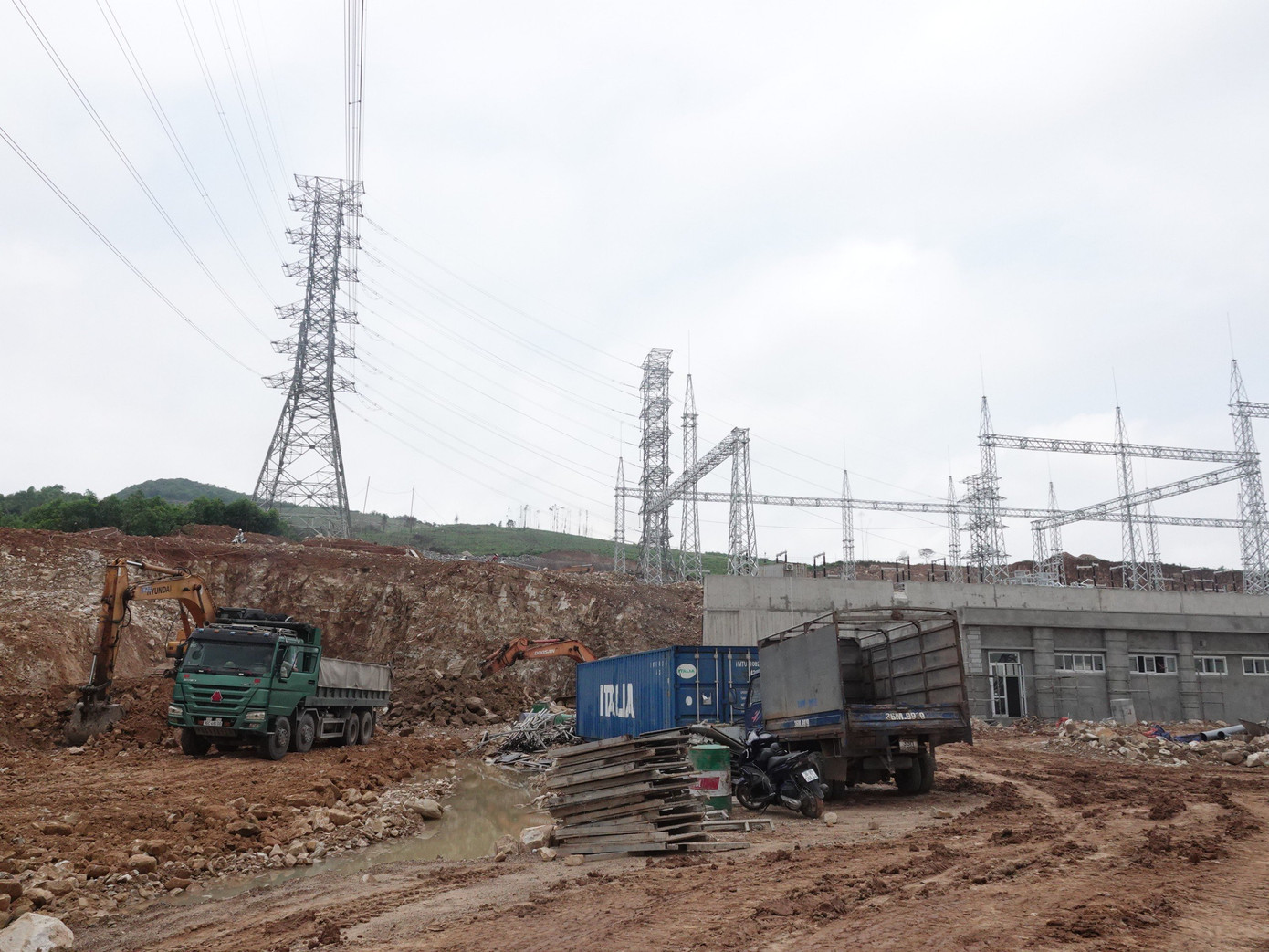 Đơn vị thi công đang triển khai các hạng mục tại dự án