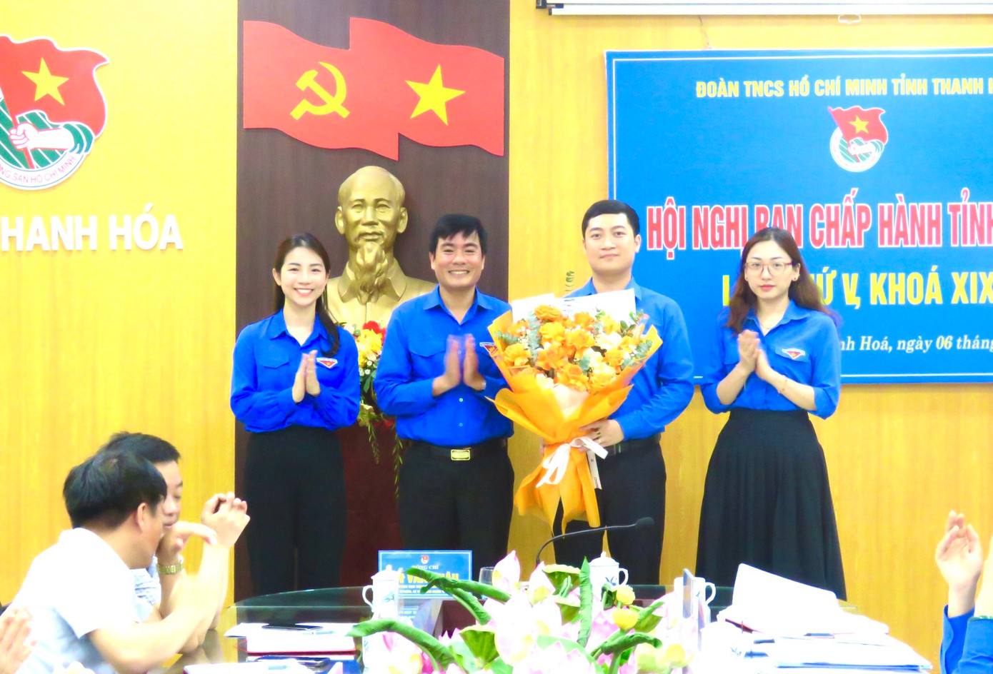 Thường trực Tỉnh Đoàn Thanh Hóa tặng hoa chúc mừng Phó Bí thư Tỉnh Đoàn mới.