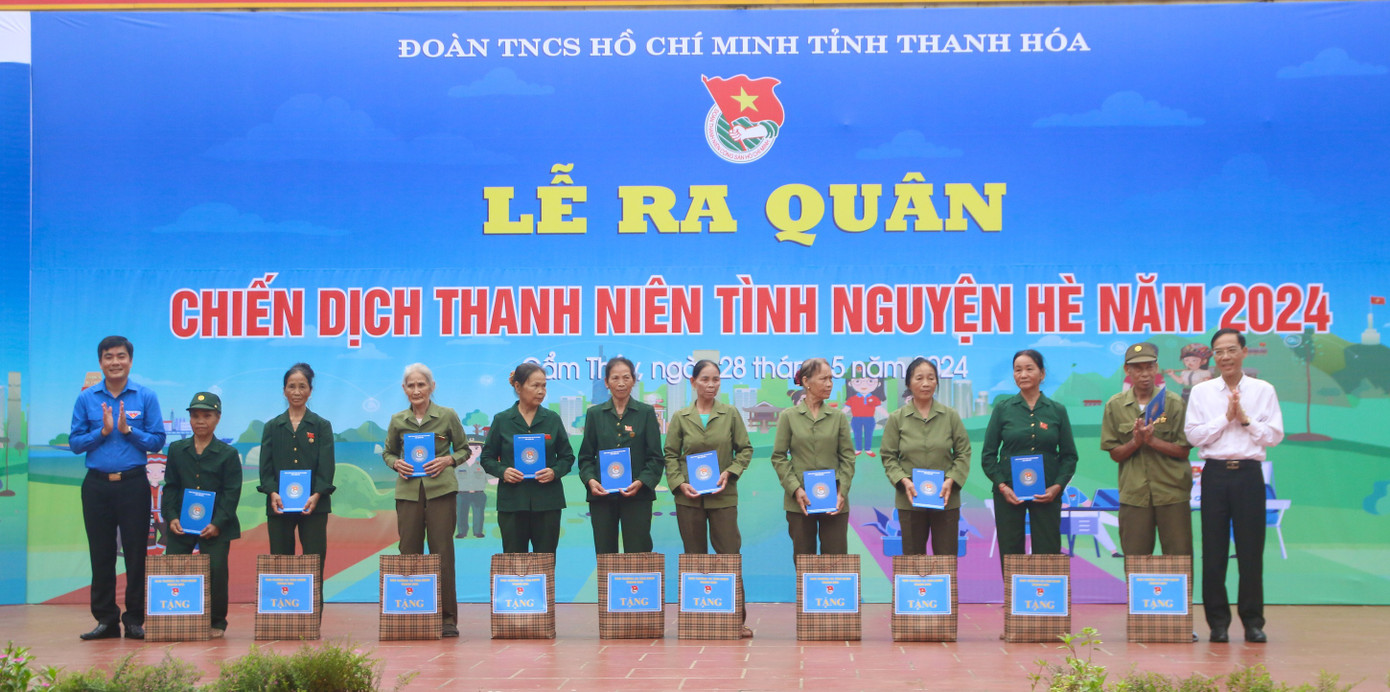 Phó Chủ tịch UBND tỉnh Thanh Hóa Đầu Thanh Tùng và Bí thư Tỉnh Đoàn Thanh Hóa trao quà cho các cựu thanh niên xung phong Phó Chủ tịch UBND tỉnh Thanh Hóa Đầu Thanh Tùng và Bí thư Tỉnh Đoàn Thanh Hóa trao quà cho các cựu thanh niên xung phong