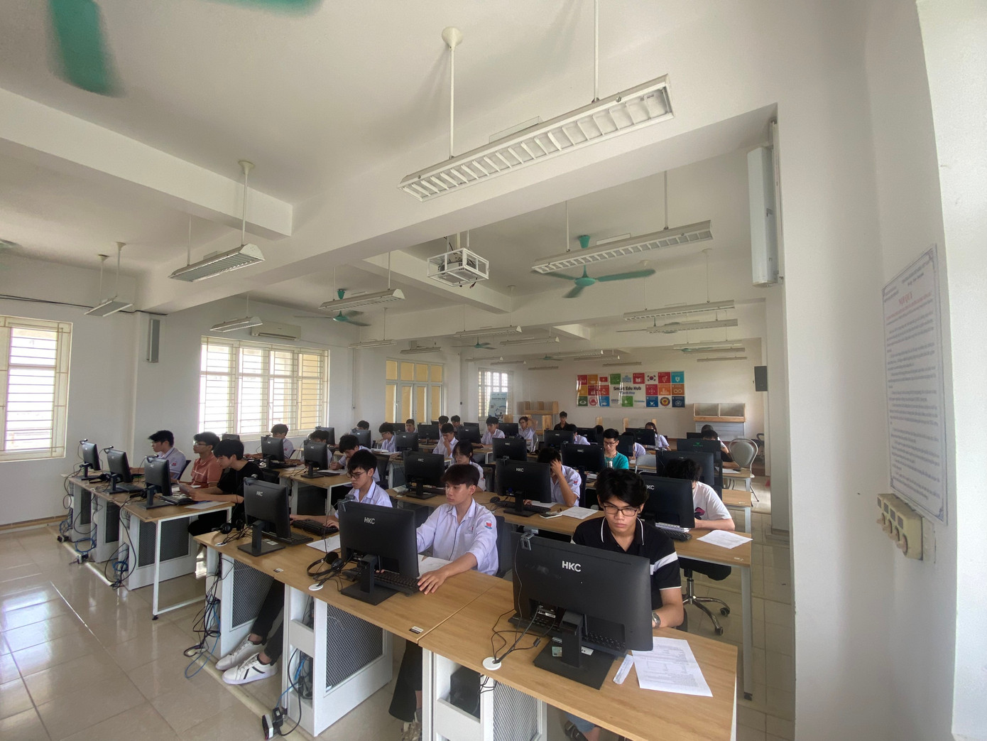 Các thí sinh tham gia các bài thi trong ngày 18/5.