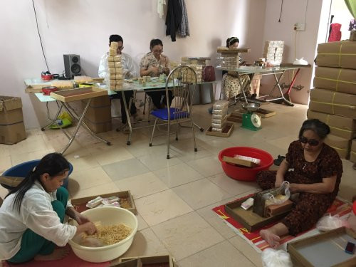 Hoạt động sản xuất tăm tre tại Hội người mù thành phố Thanh Hóa.