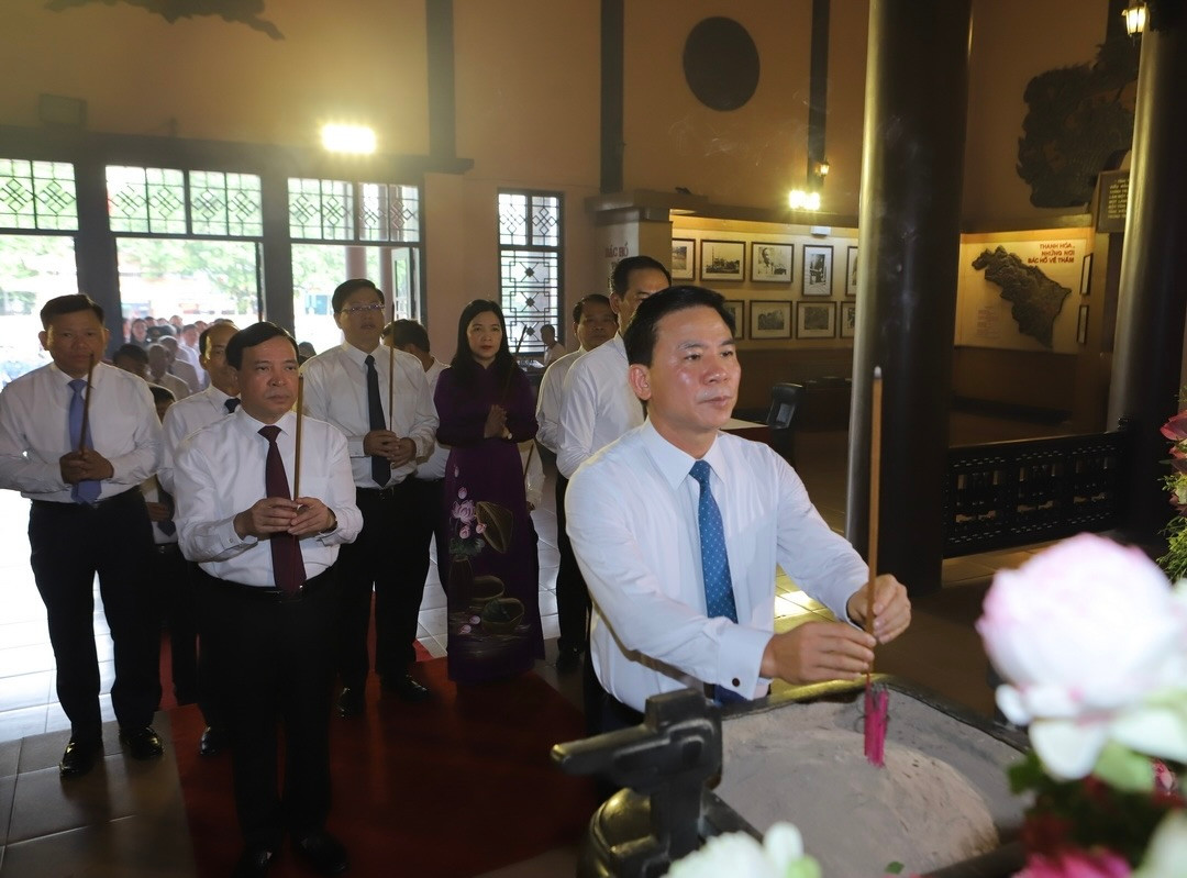 Ông Đỗ Trọng Hưng, Ủy viên Trung ương Đảng, Bí thư Tỉnh ủy, Chủ tịch HĐND tỉnh dâng hương tưởng niệm Chủ tịch Hồ Chí Minh Ông Đỗ Trọng Hưng, Ủy viên Trung ương Đảng, Bí thư Tỉnh ủy, Chủ tịch HĐND tỉnh dâng hương tưởng niệm Chủ tịch Hồ Chí Minh