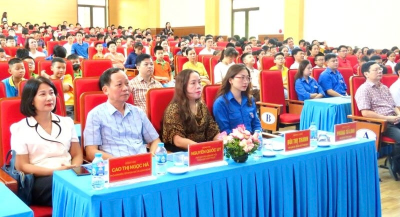 Đại biểu và thí sinh tham dự khai mạc hội thi vào sáng 18/5.