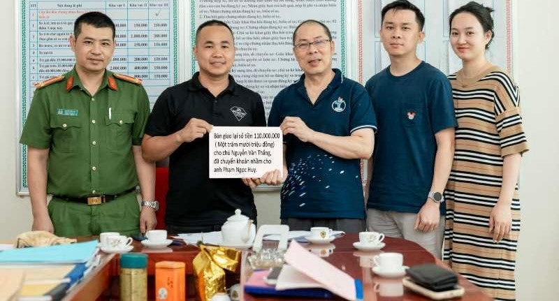 Tại trụ sở công an, các bên đã thực hiện trao trả số tiền đã chuyển nhầm Tại trụ sở công an, các bên đã thực hiện trao trả số tiền đã chuyển nhầm