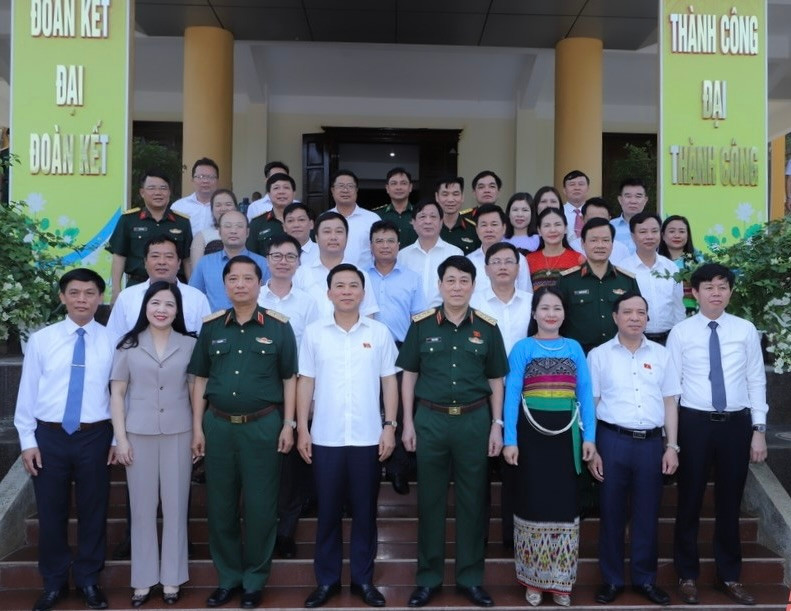 Đại tướng Lương Cường và các đồng chí lãnh đạo tỉnh chụp ảnh lưu niệm với lãnh đạo và cử tri huyện Quan Sơn.