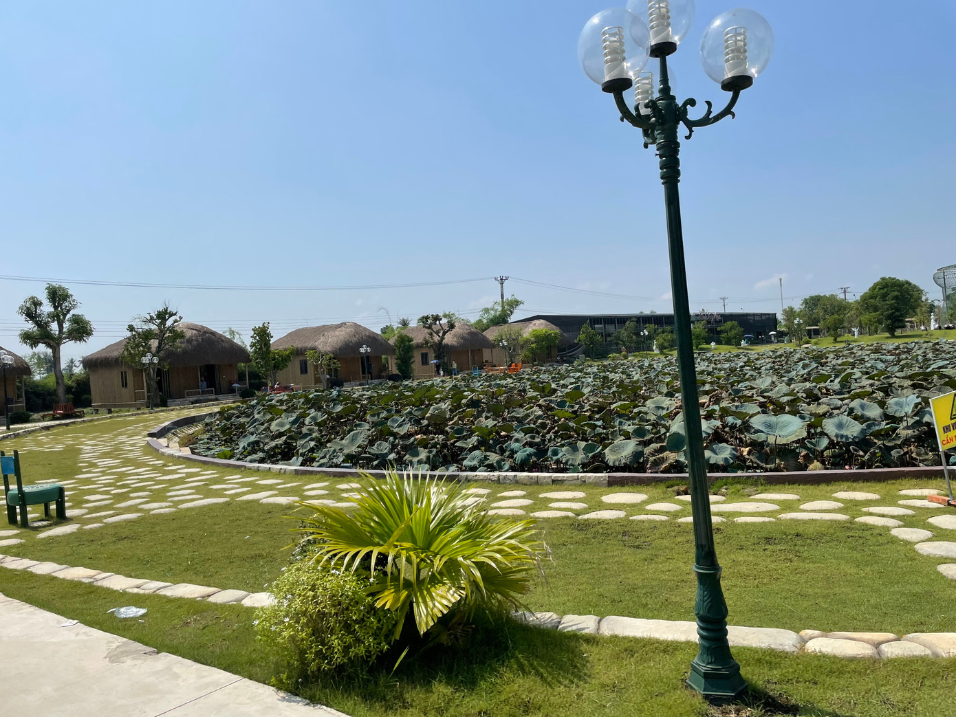 Trong nông trại giáo dục Linh Kỳ Mộc có dịch vụ ăn uống, nghỉ ngơi Trong nông trại giáo dục Linh Kỳ Mộc có dịch vụ ăn uống, nghỉ ngơi