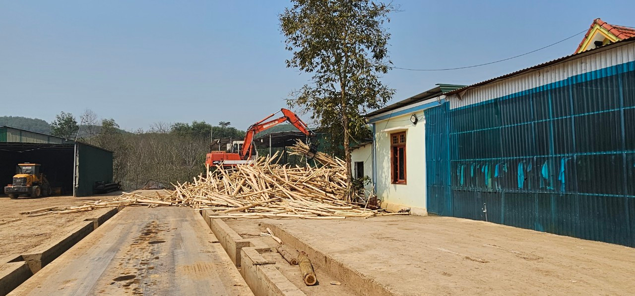 Xưởng chế biến gỗ của ông Trần Văn Xuân (xã Bãi Trành, huyện Như Xuân) trên đất nông nghiệp Xưởng chế biến gỗ của ông Trần Văn Xuân (xã Bãi Trành, huyện Như Xuân) trên đất nông nghiệp