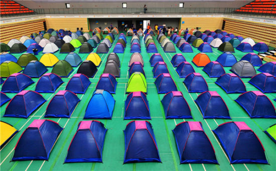 Toàn bộ số lều được đặt tại phòng thể dục rộng của ngôi trường. Hơn 200 lều đã được các bậc phụ huynh đăng ký trước đó để thuận lợi cho việc ở lại trong thời gian con họ nhập học