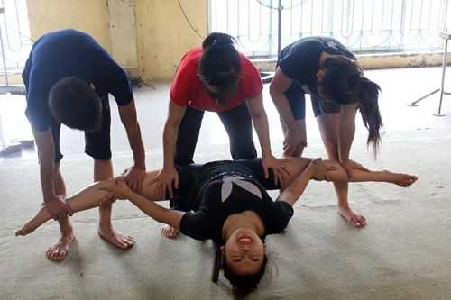 Thành lập năm 1962, Trường Trung cấp nghệ thuật xiếc và Tạp kỹ Việt Nam (Mai Dịch, Cầu Giấy, Hà Nội) được xem là chiếc nôi đào tạo nhiều thế hệ diễn viên, nghệ sỹ xiếc nổi tiếng ngay khi còn đang ngồi trên ghế nhà trường.Trong ảnh: Trước khi bắt đầu tập uốn dẻo, các học viên luôn phải giữ nguyên trạng khởi động như thế này trong 2-10 phút dưới sự giúp đỡ của các bạn khác trong lớp