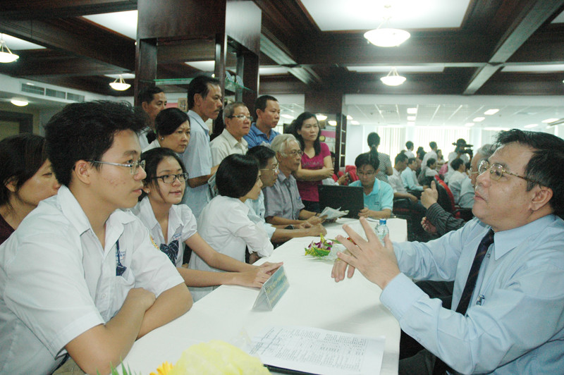 PGS. TS Huỳnh Thanh Hùng (bìa phải) nói rằng: Học các ngành khối nông lâm ngư không phải bao giờ cũng lên rừng xuống biển. Ảnh: Quang Phương