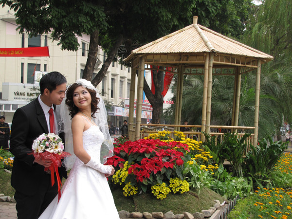 Một buổi chụp hình cưới đúng lễ hội hoa