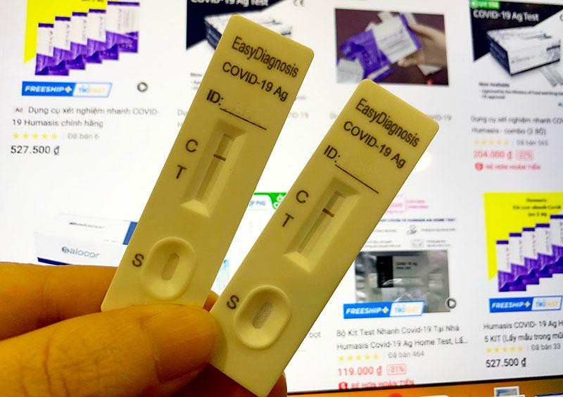 Dịch Covid-19 diễn biến phức tạp, nhu cầu mua kit test nhanh của người dân tăng đột biến đẩy giá mặt hàng này lên đỉnh (ảnh: BH)