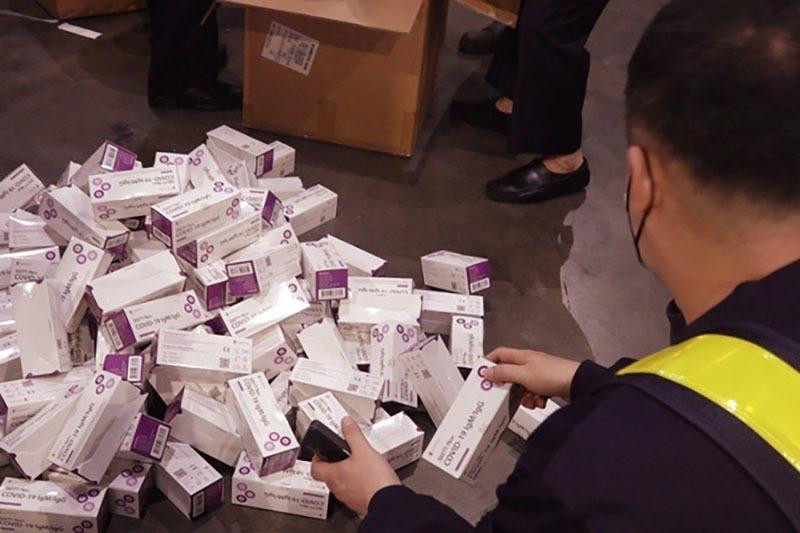 Ngày 17/2, hơn 85.000 test nhanh Covid-19 nhập lậu từ Hàn Quốc về sân bay quốc tế Nội Bài được lực lượng Hải quan phát hiện, bắt giữ (ảnh: TL)