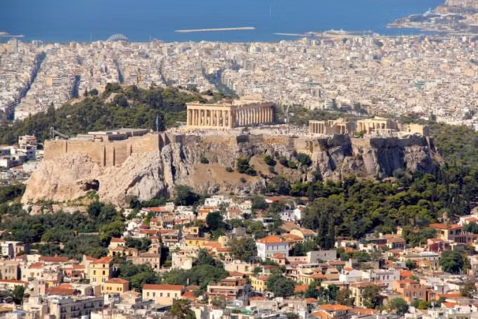 Athens, thủ đô của Hy Lạp, còn được biết đến với biệt danh nào?