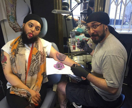 Người mẫu nữ 'có râu' sải bước trên sàn catwalk ảnh 6