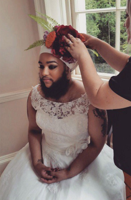 Người mẫu nữ 'có râu' sải bước trên sàn catwalk ảnh 7