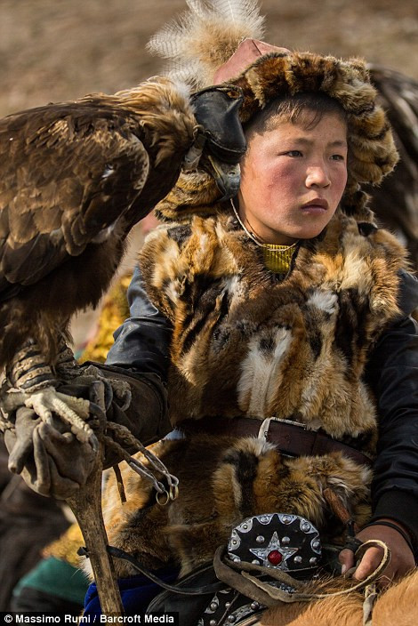 Cuộc sống của bộ tộc gắn bó với đại bàng ảnh 2