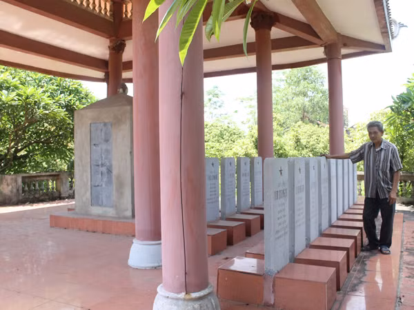 Ông Dương Văn Dậu bên những nấm mộ chiến sĩ Triều Tiên