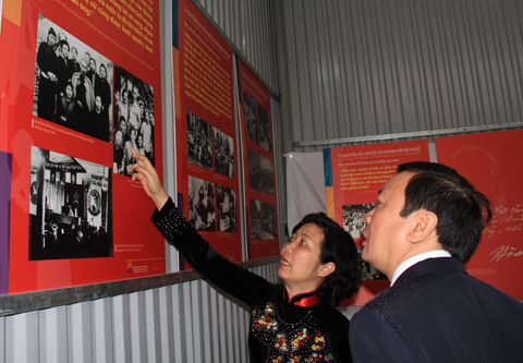 Cũng trong khuôn khổ lễ hội Lồng Tồng, Ban quản lý khu di tích ATK Định Hóa phối hợp với Bảo tàng phụ nữ Việt Nam và Hội phụ nữ Thái Nguyên tổ chức triển lãm 250 bức ảnh với chủ đề Bác Hồ với sự nghiệp giải phóng phụ nữ; Bác Hồ với phụ nữ ATK Việt Bắc, Thái Nguyên. Ảnh: Trường Phong