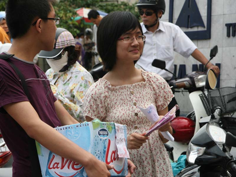 Nhóm học sinh lớp 11 này tranh thủ mở dịch vụ bán nước phục vụ các anh chị lớp 12 với giá 6000 đồng/chai ngay trước cổng trường Hà Nội Amsterdam. Ngay cạnh đó cũng có một nhóm khác bán nước nhân trần với giá 2000 đ/túi. Ảnh : Minh Đức