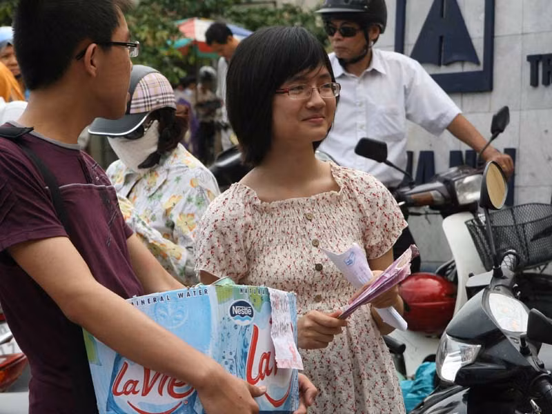 Nhóm học sinh lớp 11 này tranh thủ mở dịch vụ bán nước phục vụ các anh chị lớp 12 với giá 6000 đồng/chai ngay trước cổng trường Hà Nội Amsterdam. Ngay cạnh đó cũng có một nhóm khác bán nước nhân trần với giá 2000 đ/túi. Ảnh : Minh Đức