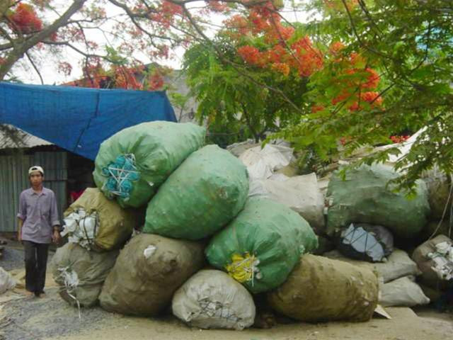 Ngoại thành Hà Nội cũng phát triển lộn xộn, hầu như đi đâu cũng thấy rác (Cảnh ở làng Triều Khúc) - Ảnh: Mỹ Hằng