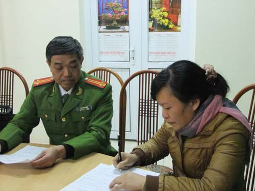 Cơ quan CSĐT tiến hành tống đạt quyết định khởi tố bị can đối với Lê Xuân Dũng và Hoàng Thị Tâm. Ảnh do công an tỉnh Thanh Hóa cung cấp