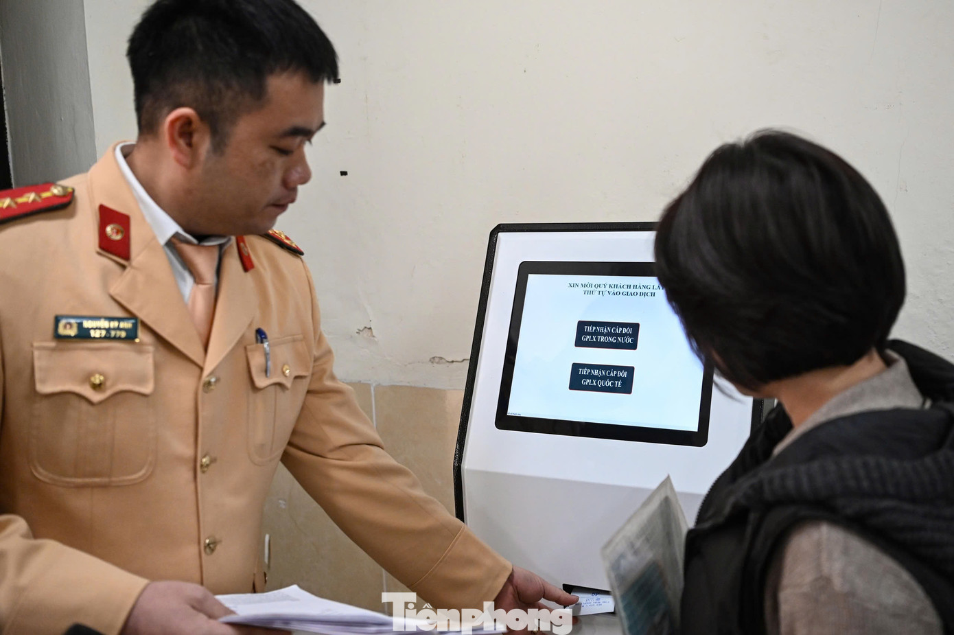 Đối với các hồ sơ không xảy ra sai sót chỉ mất chưa đầy 10 phút là có thể làm xong thủ tục. Đối với các hồ sơ không xảy ra sai sót chỉ mất chưa đầy 10 phút là có thể làm xong thủ tục.