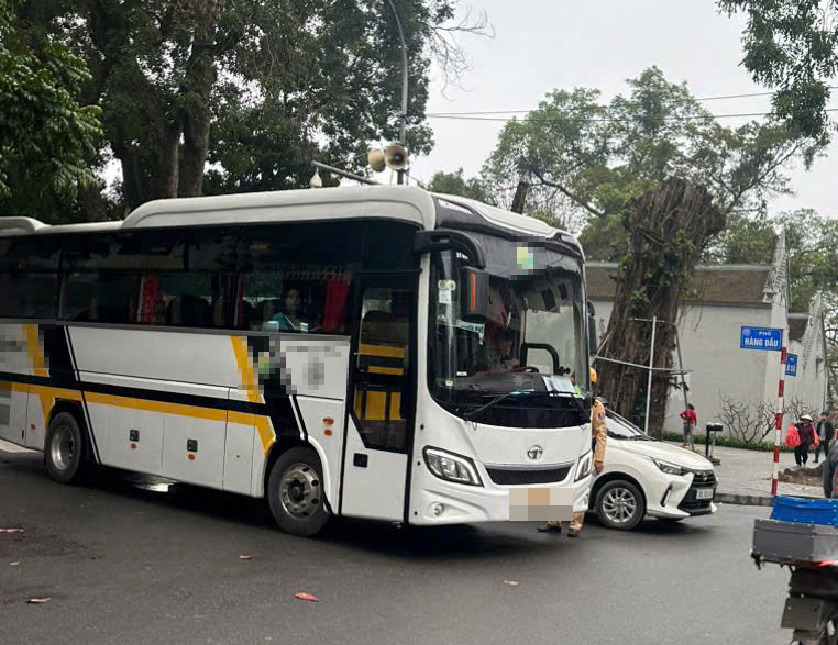 Vào thời gian các tuyến phố hạn chế xe trên 16 chỗ, một số xe dừng, đỗ tại khu vực có biển cấm ở phía ngoài.