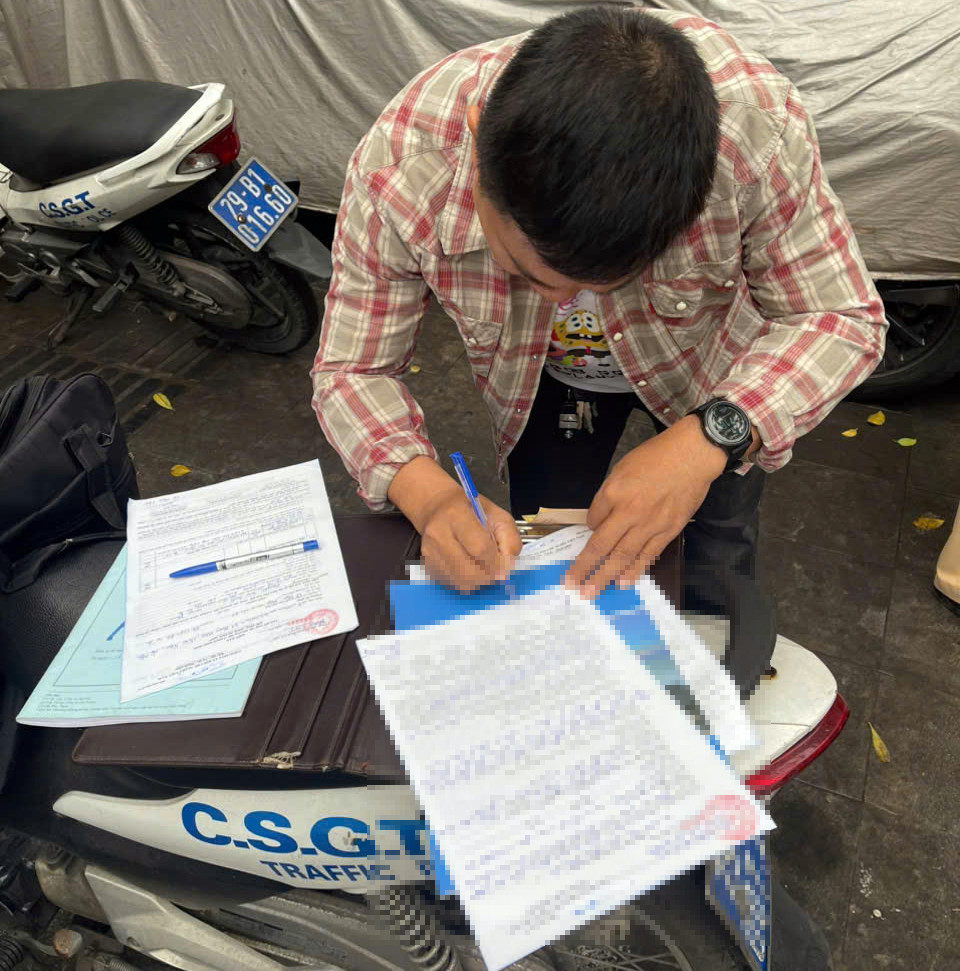 Trường hợp tài xế vi phạm bị lập biên bản xử lý.