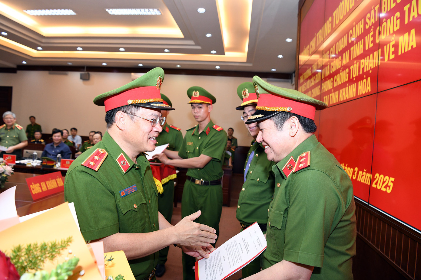 Trung tướng Nguyễn Văn Long, Thứ trưởng, Thủ trưởng Cơ quan cảnh sát điều tra Bộ Công an đã trực tiếp đến hiện trường kiểm tra, chỉ đạo công tác điều tra, mở rộng vụ án và khen thưởng ban chuyên án.