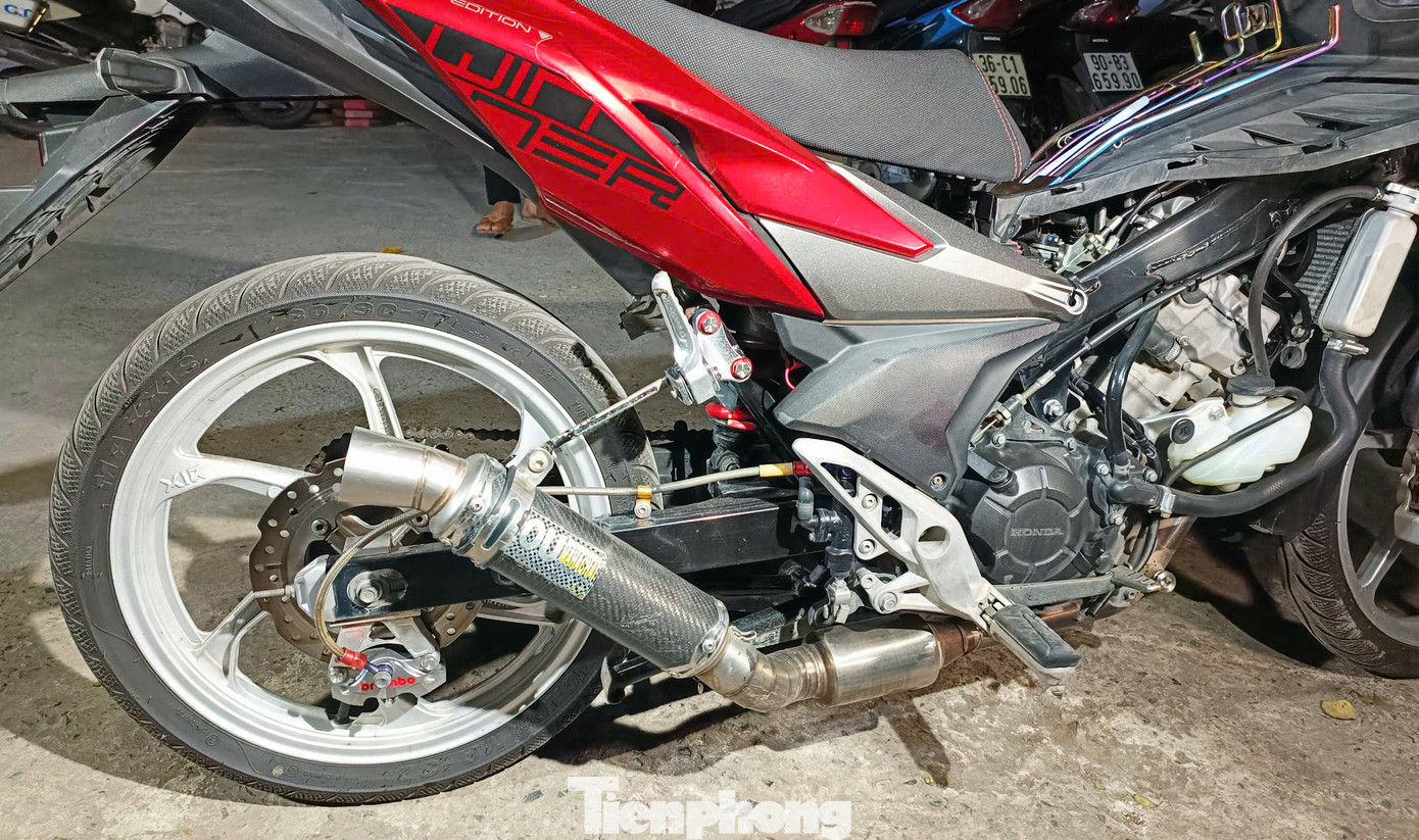 Nam tài xế cho biết việc bản thân "độ" pô xe chỉ để thỏa đam mê. Ảnh: Thanh Hà.