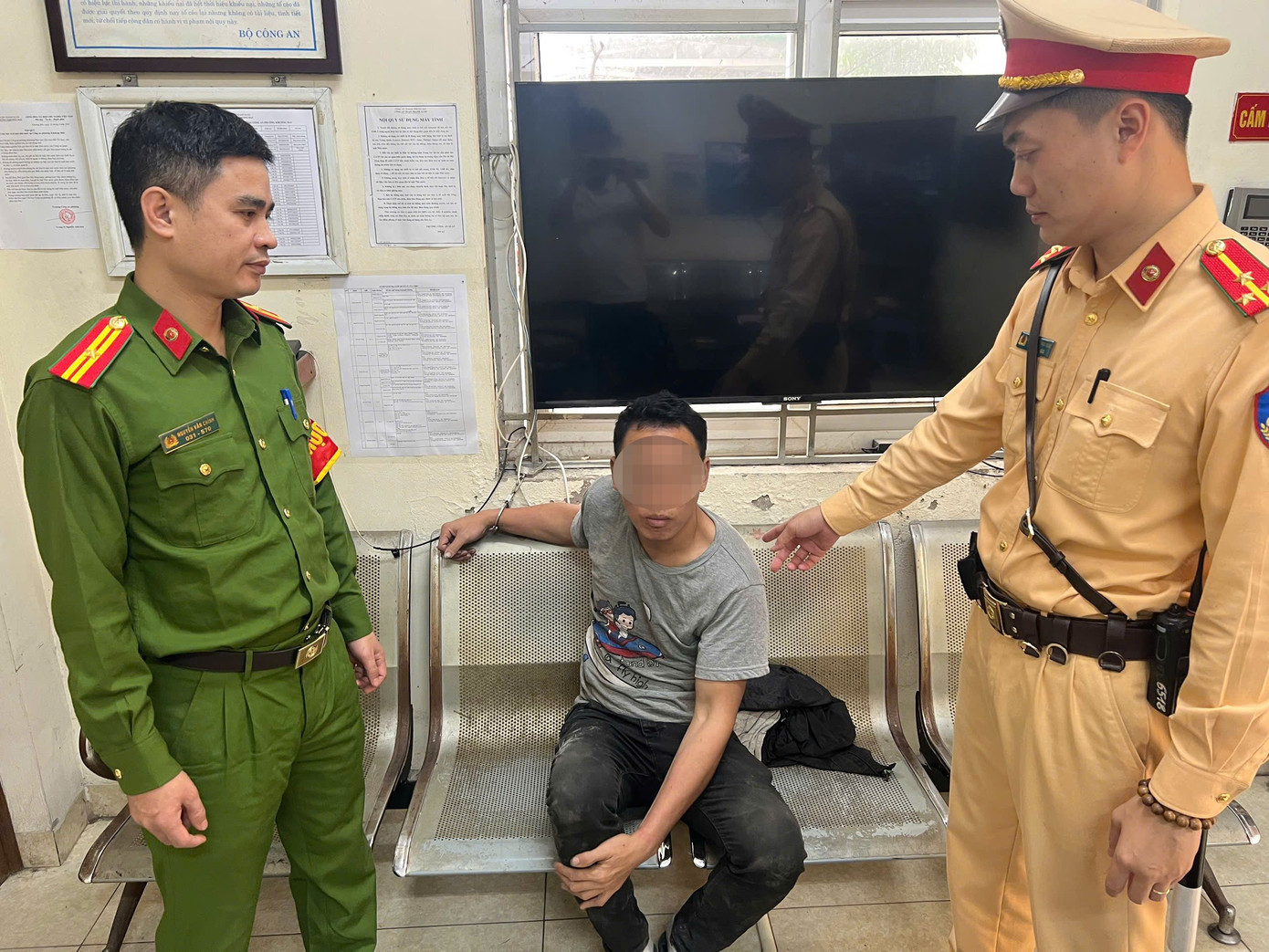 Đối tượng tại cơ quan công an.