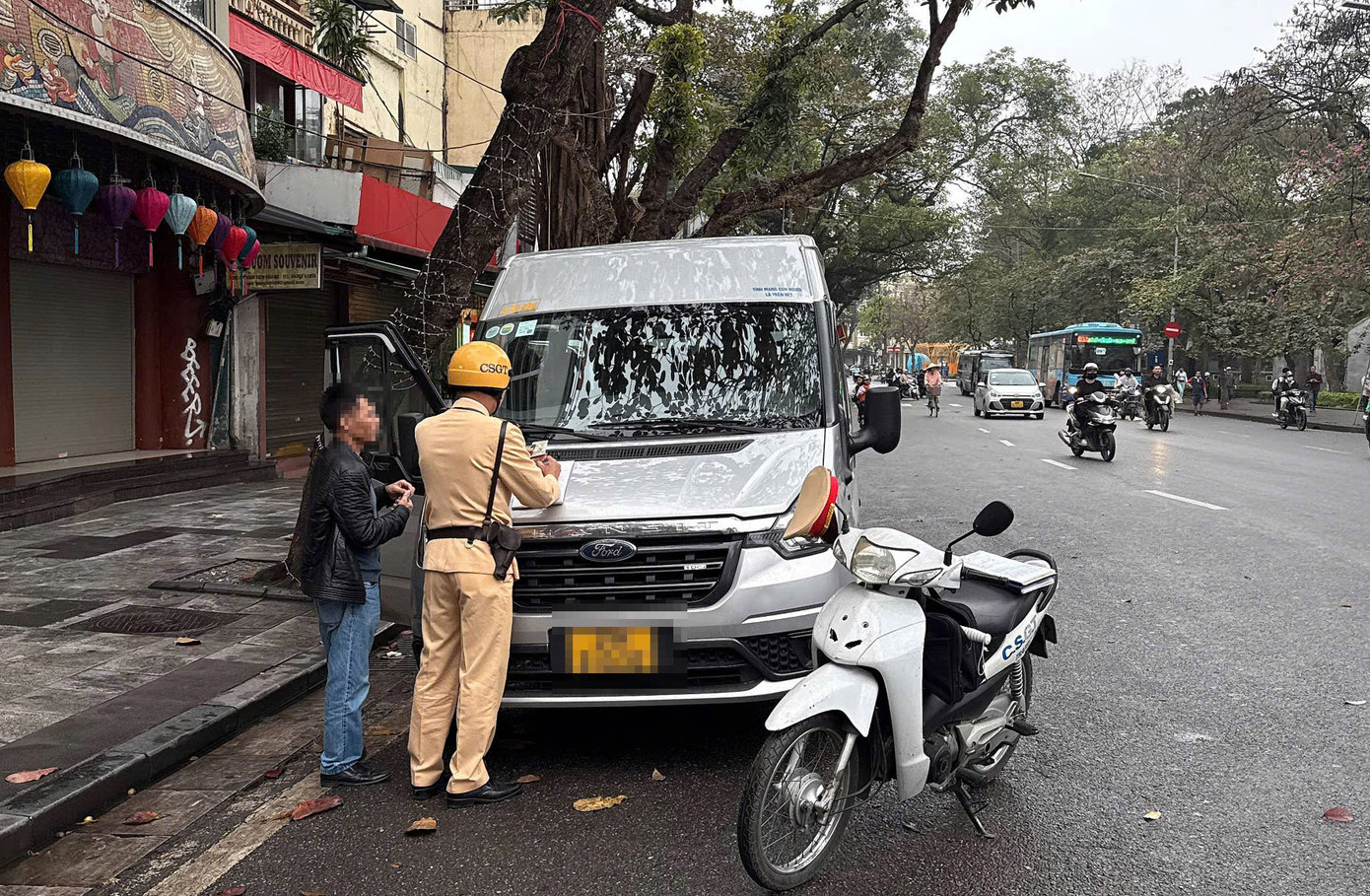 Vào thời gian các tuyến phố hạn chế xe trên 16 chỗ, một số xe dừng, đỗ tại khu vực có biển cấm ở phía ngoài.