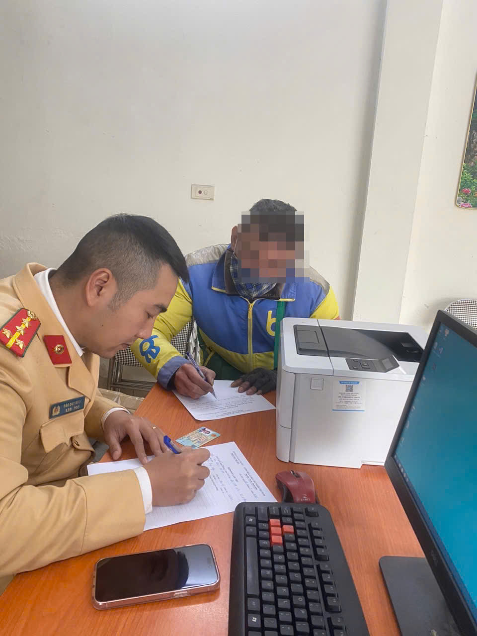 CSGT làm việc với tài xế ô tô và người ngồi trên nắp ca-pô.