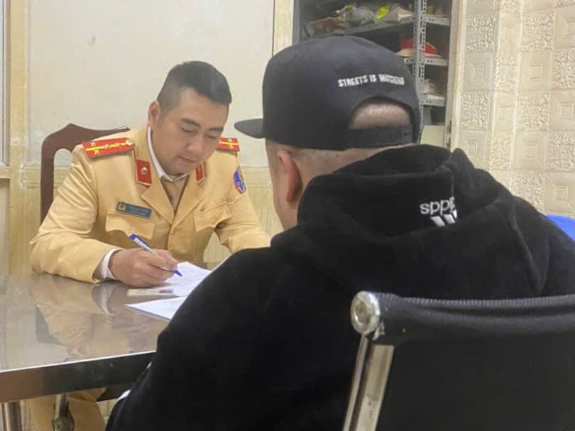 CSGT làm việc với Trần Mạnh Cường. CSGT làm việc với Trần Mạnh Cường.