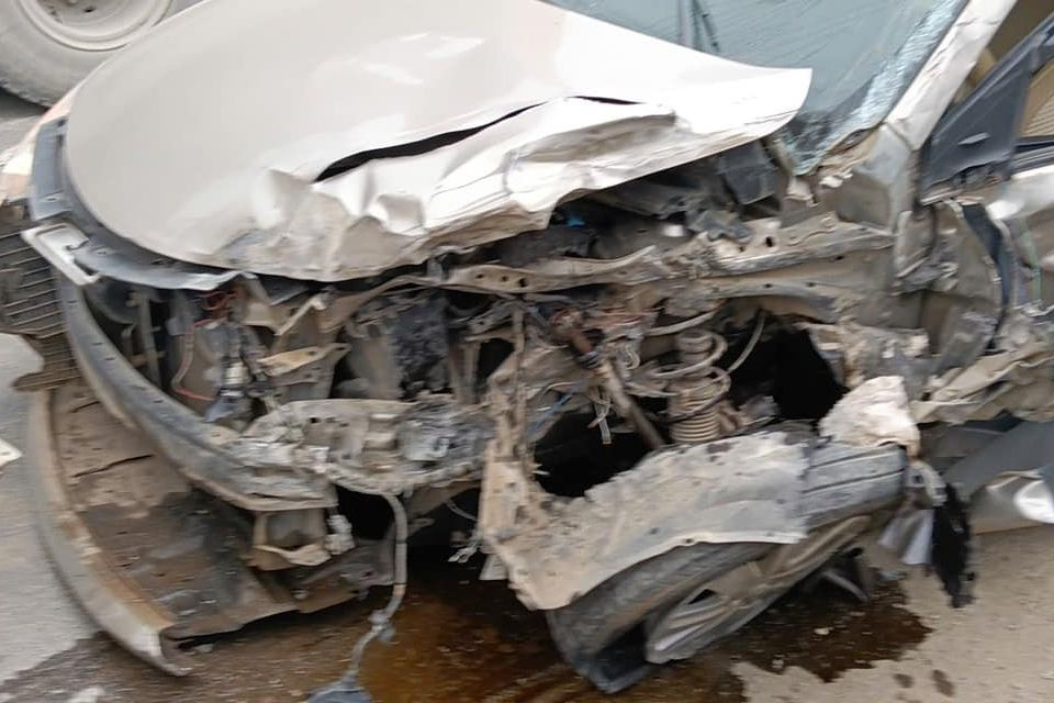 Xe ô tô con bị hư hỏng nặng phần đầu. Ảnh T.A